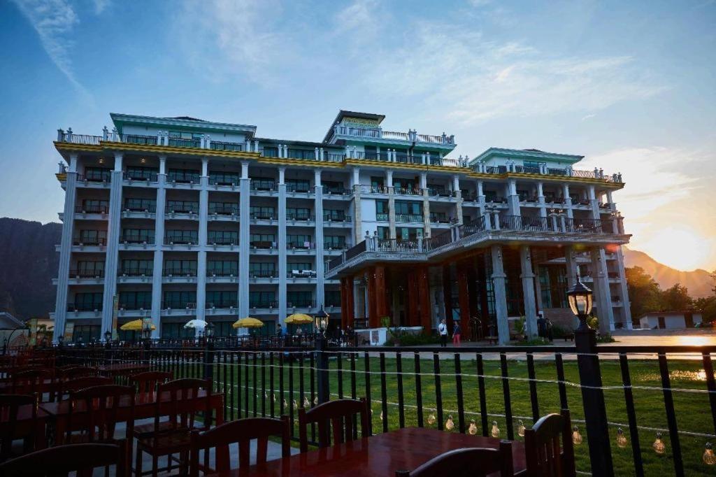 Thavisouk Riverside Hotel Vang Vieng Buitenkant foto