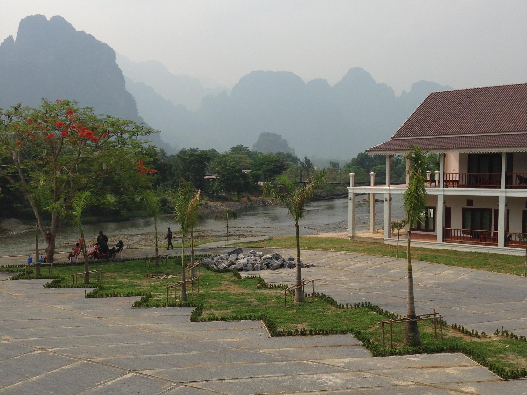 Thavisouk Riverside Hotel Vang Vieng Buitenkant foto