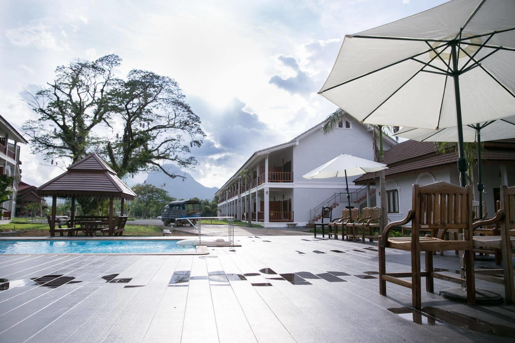 Thavisouk Riverside Hotel Vang Vieng Buitenkant foto
